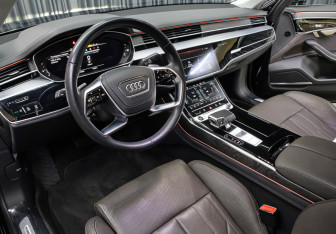 Подержанный автомобиль Audi A8 2023 года (15 фото)