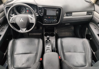 Подержанный автомобиль Mitsubishi Outlander 2012 года (10 фото)