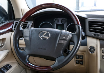 Подержанный автомобиль Lexus LX 2008 года (17 фото)