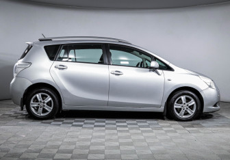 Подержанный автомобиль Toyota Verso 2010 года (4 фото)