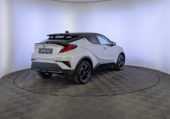 Подержанный автомобиль Toyota C-HR 2021 года (5 фото)