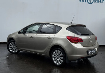 Подержанный автомобиль Opel Astra Hatchback 2011 года (7 фото)