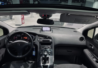 Подержанный автомобиль Peugeot 5008 Compactvan 2011 года (11 фото)