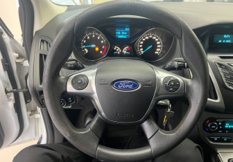 Подержанный автомобиль Ford Focus Hatchback 2013 года (10 фото)