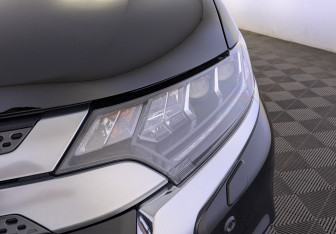 Подержанный автомобиль Mitsubishi Outlander 2020 года (11 фото)