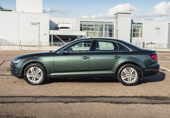 Подержанный автомобиль Audi A4 Sedan 2016 года (8 фото)