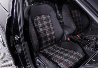 Подержанный автомобиль Volkswagen Golf GTI Hatchback 2019 года (17 фото)