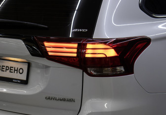 Подержанный автомобиль Mitsubishi Outlander 2022 года (25 фото)