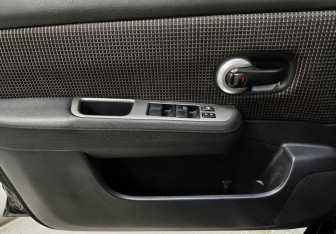 Подержанный автомобиль Nissan Tiida Hatchback 2012 года (13 фото)