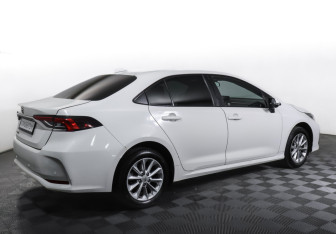 Подержанный автомобиль Toyota Corolla Sedan 2019 года (5 фото)