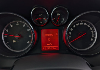 Подержанный автомобиль Opel Astra Hatchback 2012 года (13 фото)