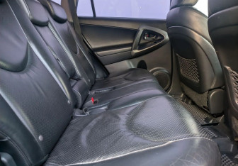 Подержанный автомобиль Toyota RAV4 2010 года (11 фото)
