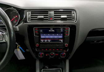 Подержанный автомобиль Volkswagen Jetta Sedan 2017 года (23 фото)