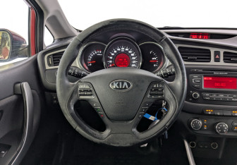 Подержанный автомобиль Kia Ceed Hatchback 2014 года (21 фото)