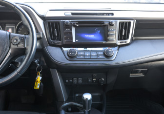 Подержанный автомобиль Toyota RAV4 2015 года (14 фото)