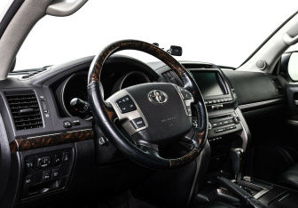 Подержанный автомобиль Toyota Land Cruiser Suv 2011 года (8 фото)
