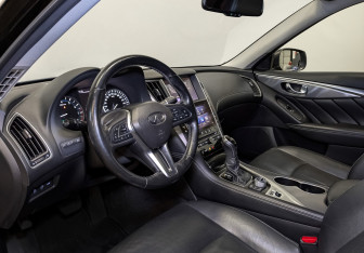 Подержанный автомобиль Infiniti Q50 2017 года (16 фото)