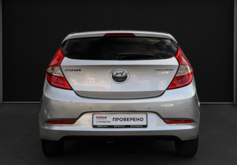 Подержанный автомобиль Hyundai Solaris Hatchback 2015 года (6 фото)