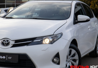 Подержанный автомобиль Toyota Auris Hatchback 2014 года (22 фото)