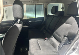 Подержанный автомобиль Mitsubishi Pajero 2012 года (14 фото)