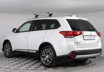 Подержанный автомобиль Mitsubishi Outlander 2018 года (7 фото)