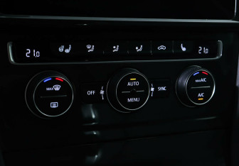 Подержанный автомобиль Volkswagen Golf Hatchback 2018 года (14 фото)