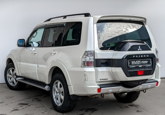Подержанный автомобиль Mitsubishi Pajero 2017 года (7 фото)