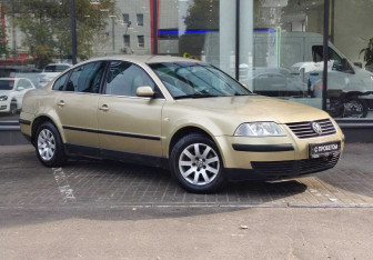 Подержанный автомобиль Volkswagen Passat Sedan 2002 года (3 фото)