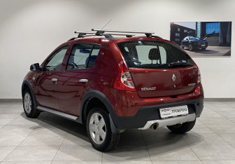 Подержанный автомобиль Renault Sandero 2013 года (7 фото)