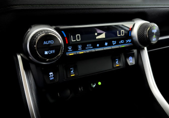 Подержанный автомобиль Toyota RAV4 2022 года (27 фото)