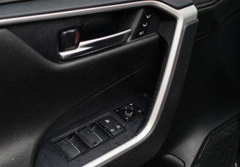 Подержанный автомобиль Toyota RAV4 2021 года (16 фото)