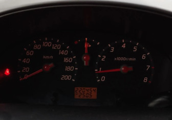 Подержанный автомобиль Nissan Micra Hatchback 2005 года (12 фото)
