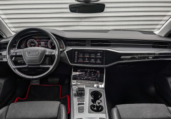 Подержанный автомобиль Audi A7 2022 года (14 фото)