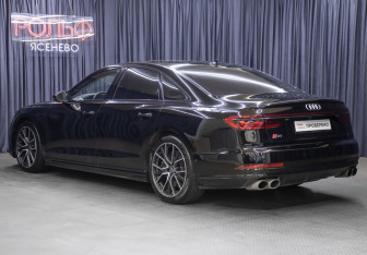 Подержанный автомобиль Audi S8 2021 года (7 фото)