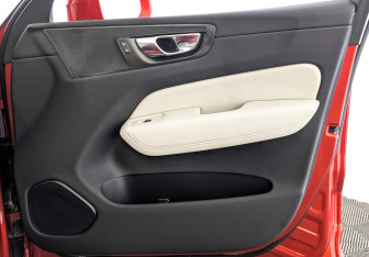 Подержанный автомобиль Volvo XC60 2019 года (24 фото)