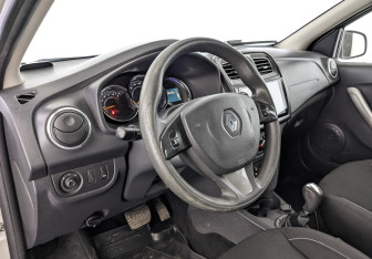 Подержанный автомобиль Renault Sandero 2016 года (15 фото)