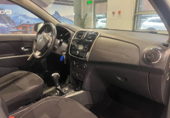 Подержанный автомобиль Renault Sandero 2015 года (11 фото)