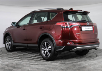 Подержанный автомобиль Toyota RAV4 2017 года (7 фото)