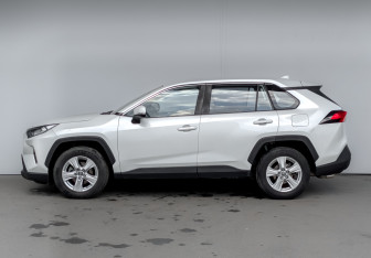 Подержанный автомобиль Toyota RAV4 2021 года (8 фото)