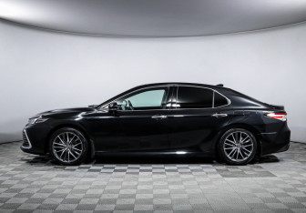 Подержанный автомобиль Toyota Camry Sedan 2023 года (8 фото)
