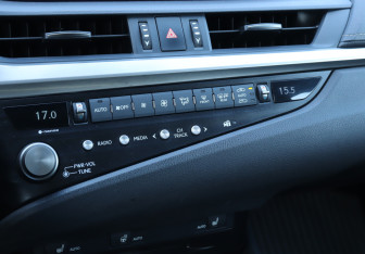 Подержанный автомобиль Lexus ES 2020 года (16 фото)