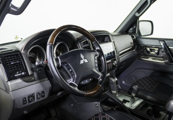 Подержанный автомобиль Mitsubishi Pajero 2019 года (11 фото)