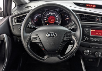 Подержанный автомобиль Kia Ceed Hatchback 2016 года (20 фото)