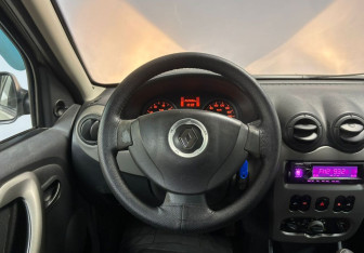 Подержанный автомобиль Renault Sandero 2011 года (17 фото)
