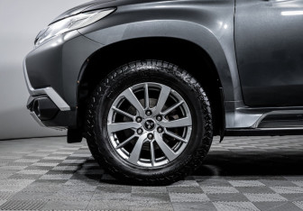 Подержанный автомобиль Mitsubishi Pajero Sport 2018 года (15 фото)