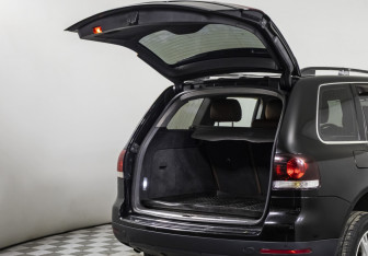 Подержанный автомобиль Volkswagen Touareg 2007 года (15 фото)