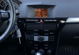 Подержанный автомобиль Opel Astra Sedan 2013 года (12 фото)