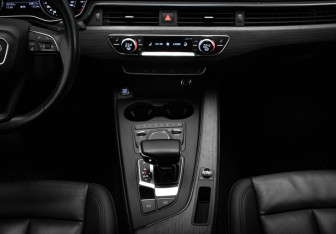 Подержанный автомобиль Audi A4 Sedan 2019 года (17 фото)