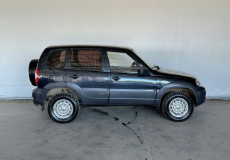 Подержанный автомобиль Chevrolet Niva 2015 года (7 фото)