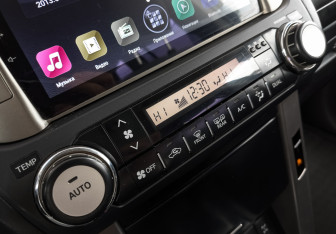 Подержанный автомобиль Toyota Land Cruiser Prado 2010 года (23 фото)